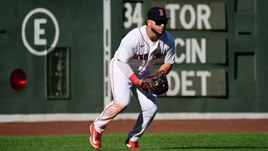 MLB: Vea cómo Wilyer Abreu termina en el público tratando de evitar el cuadrangular de Oswaldo Cabrera (+video)