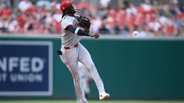 MLB: Elly De La Cruz hace atrapada "irreal" en el campo corto (+Video)