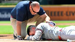 MLB: Boricua José Miranda abandona el juego luego de recibir pelotazo en la cabeza (+Video)