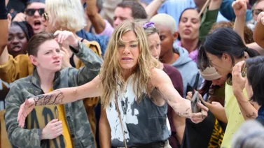 En video: El momento en el que un transeúnte le echa pintura negra a Jennifer Aniston