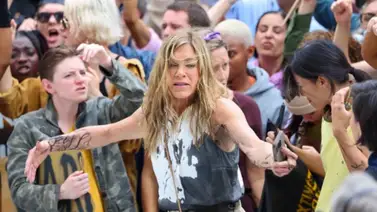 En video: El momento en el que un transeúnte le echa pintura negra a Jennifer Aniston En video: El momento en el que un transeúnte le echa pintura negra a Jennifer Aniston