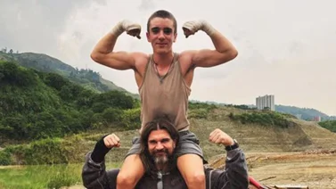 Juanes y su hijo se quitaron la camisa negra para mostrar sus “cuadritos” 