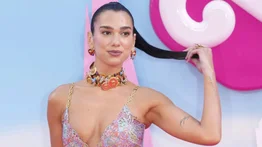 Dua Lipa presume su esbelta figura en aguas italianas 