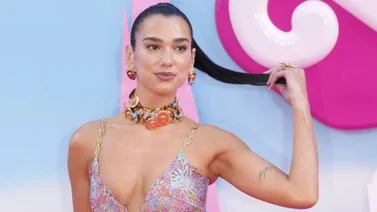 Dua Lipa presume su esbelta figura en aguas italianas 