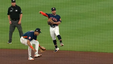 MLB: ¡Se lanzó de cabeza! Así fue el impresionante out que sacó José Altuve (+Video)