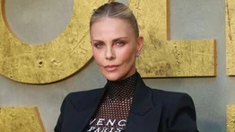 Charlize Theron revela su aventura “más salvaje” con un chico 23 años menor