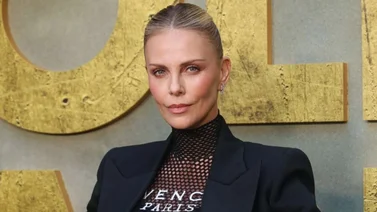 Charlize Theron revela su aventura “más salvaje” con un chico 23 años menor