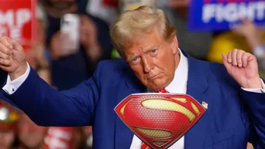 Donald Trump se disfraza de “Superman” para celebrar el estreno del filme