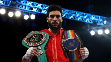 Boxeo: Hamzah Sheeraz consolida su posición para enfrentarse al Canelo 