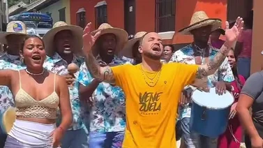Nacho enciende la rumba en Choroní al bailar tambor 
