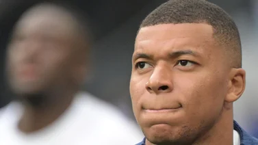 Inician investigación por donativos de Mbappé a policías que lo protegieron en el Mundial