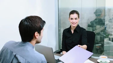 Buscan trabajador que domine el idioma español: Estos son los requisitos y el salario
