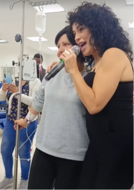 El emotivo gesto de Karina con pacientes oncológicos en Caracas (+Video)