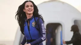 Momento exacto en el que Katy Perry casi cae en pleno vuelo (+Video)
