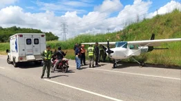 Avioneta aterriza de emergencia en la autopista La Verota, en el estado Miranda