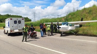 Avioneta aterriza de emergencia en la autopista La Verota, en el estado Miranda