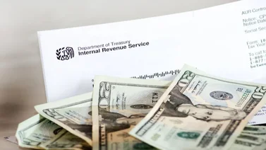 Administración Trump está enviando cheques de $5.000 dólares a miles de familias: ¿Quiénes lo recibirán?