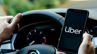 Uber da un gran paso hacia el futuro: Lanzamiento de 20,000 robotaxis para 2026