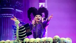 Lady Gaga se cae durante un concierto y su reacción se hace viral (+Video)