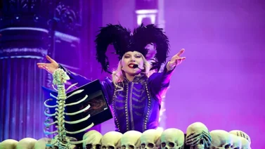 Lady Gaga se cae durante un concierto y su reacción se hace viral (+Video)