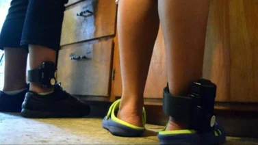 ICE impone tobilleras electrónicas a más de 180,000 migrantes