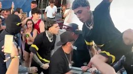 Reguetonero se cae a golpes con personal de seguridad de un festival