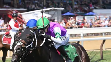 La primera victoria de Christopher Elliott como profesional es un batacazo de 18-1 La primera victoria de Christopher Elliott como profesional es un batacazo de 18-1