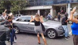 Atacan a actriz con objetos contundentes por insulto racista a un oficial de tránsito 