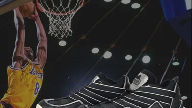 Las primeras zapatillas de Kobe Bryant como titular en la NBA fueron subastadas por una fortuna (+Precio)