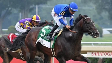 Junior Alvarado con uno de los batacazos del domingo en Saratoga