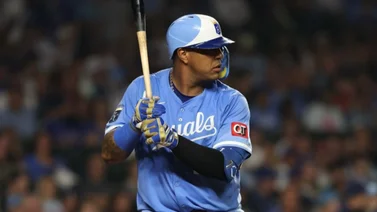MLB: Salvador Pérez también es víctima de fuerte pelotazo (+Video)