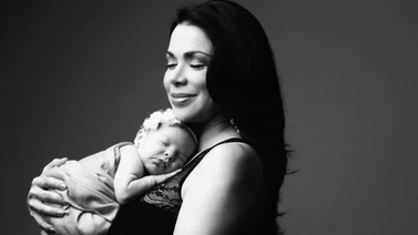 Astrid Carolina Herrera se convierte en una ‘Súper Mamá’