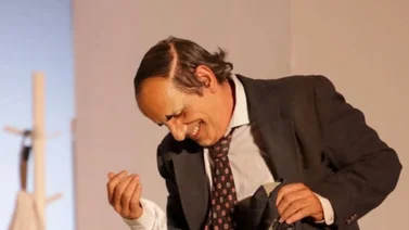 “Sangre en el diván” con Héctor Manrique, regresa por dos semanas al Teatro Trasnocho en agosto     