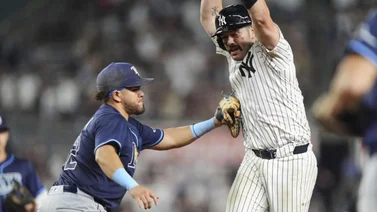 MLB: Mexicano Jonathan Aranda sale del juego tras choque con Giancarlo Stanton (+Video)