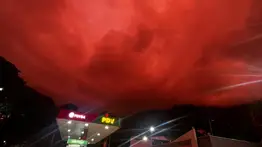 Por qué el cielo de Caracas se encendió de rojo tras el sismo?