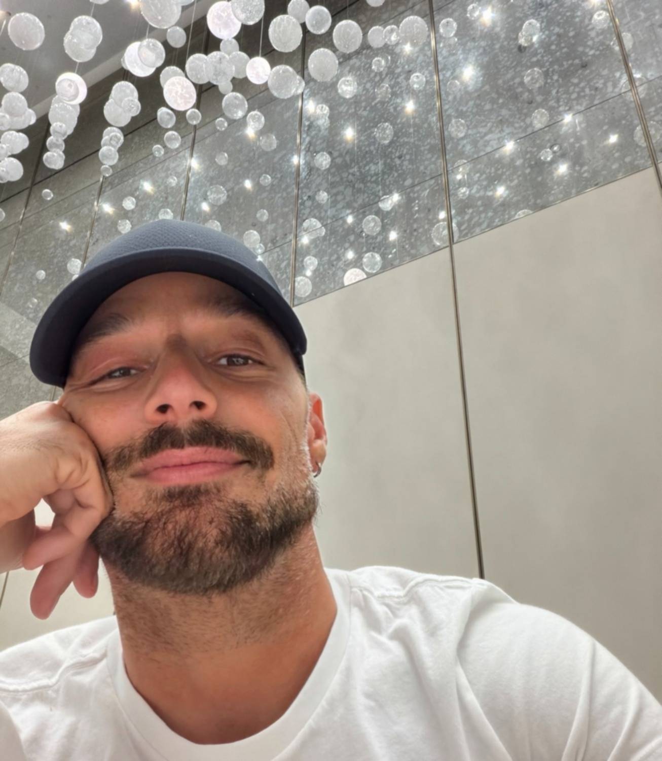 Ricky Martin le pone freno a su guardaespaldas en pleno encuentro con la prensa Ricky Martin le pone freno a su guardaespaldas en pleno encuentro con la prensa