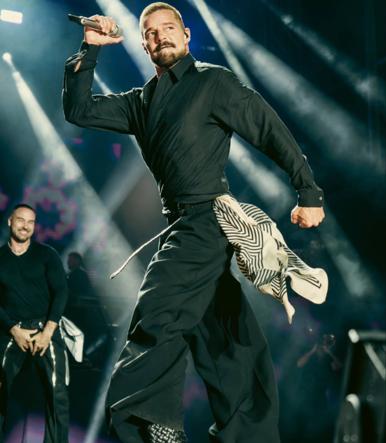 Ricky Martin le pone freno a su guardaespaldas en pleno encuentro con la prensa Ricky Martin le pone freno a su guardaespaldas en pleno encuentro con la prensa