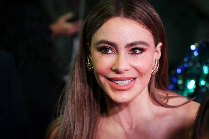 Sofía Vergara lleva ajustado bikini rojo en playa italiana