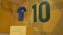 Cifra millonaria en Nueva York: la histórica camiseta de Pelé rompe récords de subasta