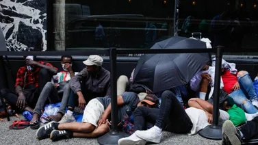 Migrantes se alojan en las calles de New York frente al lujoso Hotel Roosevelt de Manhattan (+ Detalles)