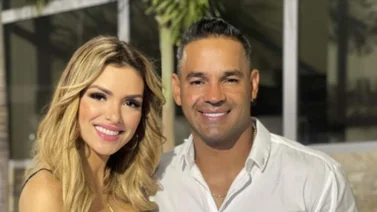 Anmarie Camacho y Jesús Guzmán posan con su hijo Enmanuel en la playa