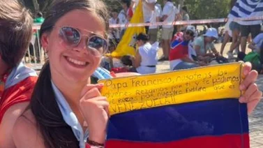 Una zuliana le entrega bandera tricolor al Papa Francisco en la JMJ (+ Detalles)