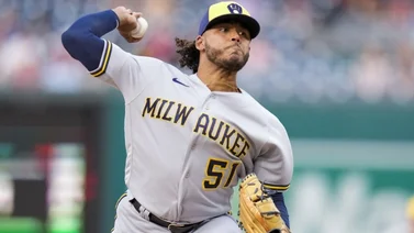 MLB: Freddy Peralta logra un récord único en la historia de Milwaukee tras joya de pitcheo