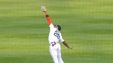 MLB: ¿Air Jordan eres tú? Mira la increíble atrapada de "el Mago" Javy Báez en el campocorto (+Video)