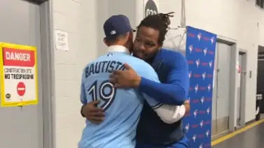 ¡Abrazo de pasado y presente! José Bautista se encontró con Vladimir Guerrero Jr. en Toronto ¡Abrazo de pasado y presente! José Bautista se encontró con Vladimir Guerrero Jr. en Toronto