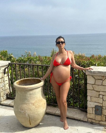 A los 44 años Kourtney Kardashian presume su embarazo con diminuto bikini naranja 