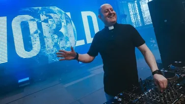 "Aleluya", un "Cura DJ" mueve a los feligreses con electrónica