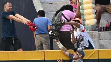 LMB: Vea cómo Ramón Flores se pone la capa de héroe tras robar este jonrón (+video)