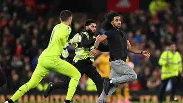 Aficionado invade la cancha en partido del Manchester United (+ Video) Aficionado invade la cancha en partido del Manchester United (+ Video)