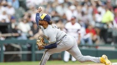 MLB: Dominicano Freddy Peralta integra trío potente de lanzadores en Milwaukee